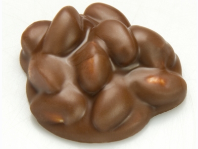 Whole almonds with milk chocolate [17209]